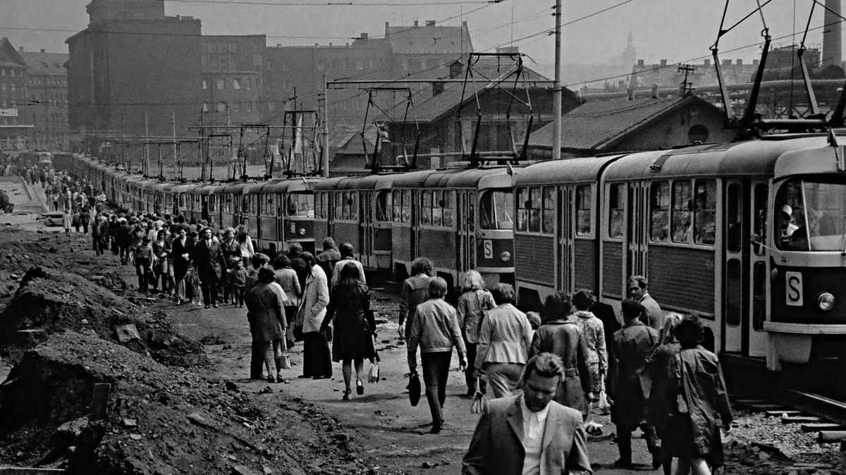 FOTO: Unikátní zmizelá Ostrava. Slavný fotograf po desetiletí zachycuje tvrdý život ve městě